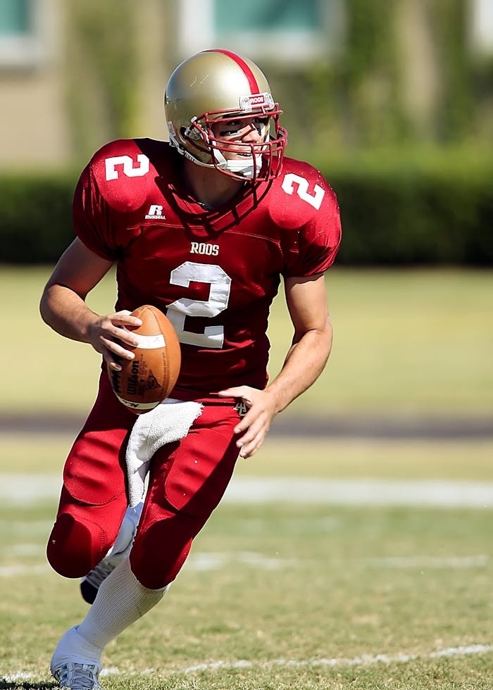 football-american-football-quarterback-runner-163439